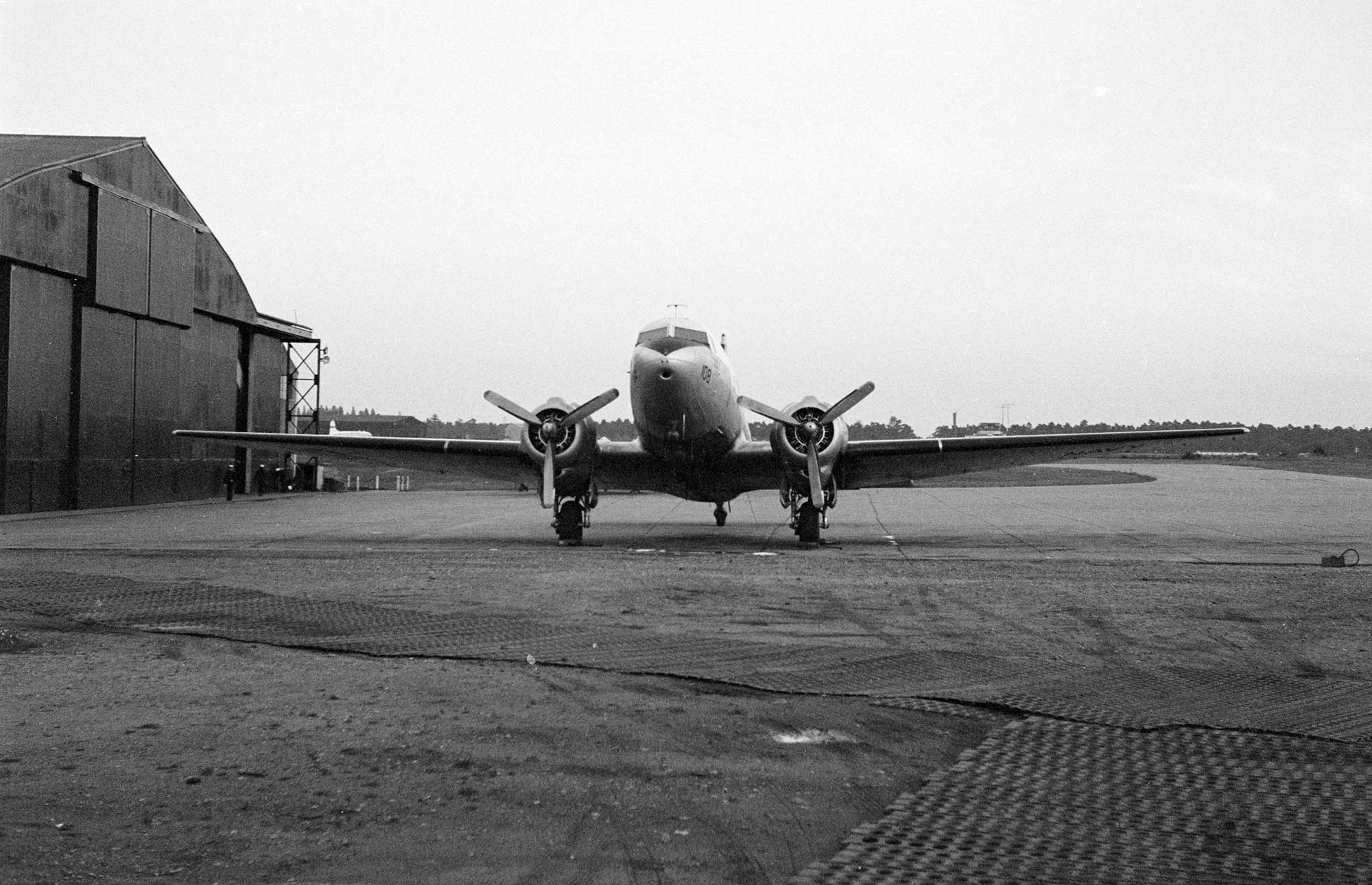 Douglas R4D-8